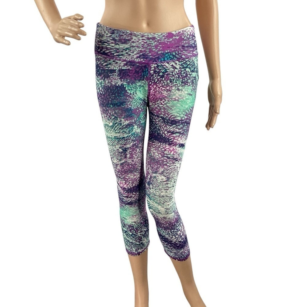 Fabletics Define Powerhold Mid Rise Capri Leggings Animal Impressions Print XS